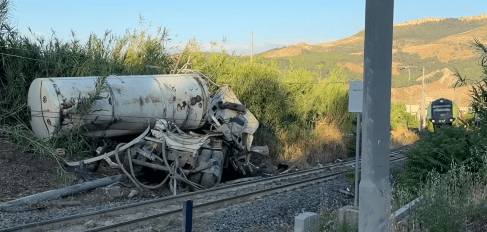 Al momento stai visualizzando Incidente a Caltanissetta: treno investe tir, turista inglese in gravi condizioni