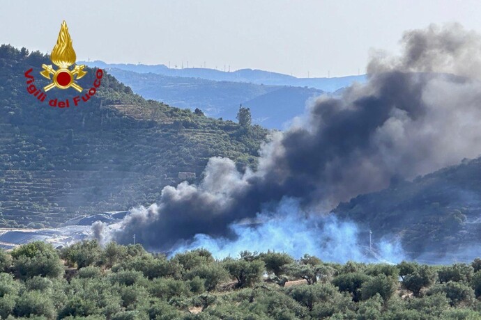 Al momento stai visualizzando Incendio a San Biagio Platani: il sindaco Di Bennardo lancia allerta e raccomandazioni