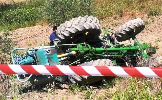 Al momento stai visualizzando Tragico incidente: un 61enne perde la vita ribaltandosi con il trattore
