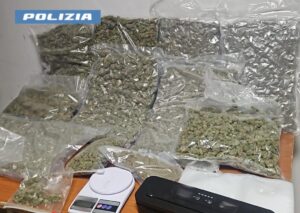 Scopri di più sull'articolo Scoperta droga nell’armadio: 21enne arrestato con 10 kg di sostanze illecite