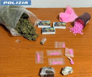 Scopri di più sull'articolo Oltre 700 pasticche di metanfetamina sequestrate in operazione antidroga