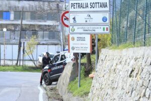 Scopri di più sull'articolo Due giovani arrestati dopo il furto di un’auto e un tentato investimento ai Carabinieri