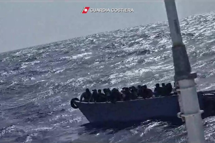 Al momento stai visualizzando Navi Ong soccorrono migranti e li portano a Lampedusa