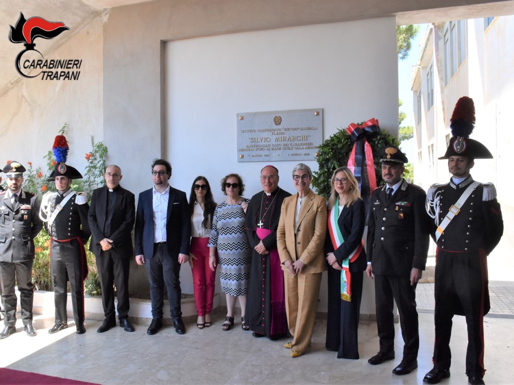 Al momento stai visualizzando Il maresciallo Silvio Mirarchi onorato dai Carabinieri locali