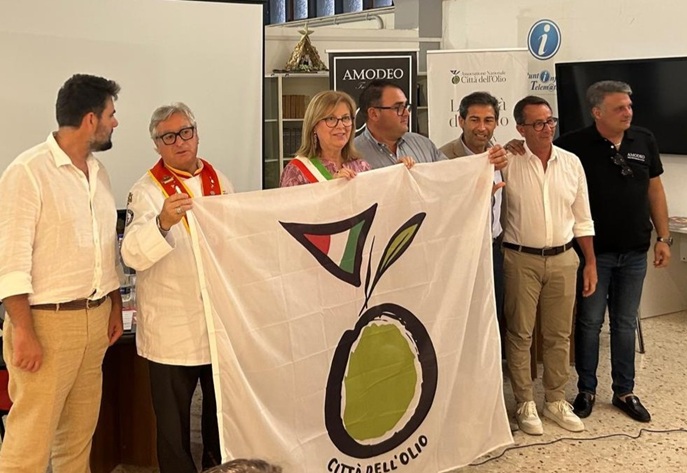 Al momento stai visualizzando Montevago celebra l’Olio con la bandiera: continua l’evento “Oro Verde del Belìce