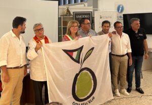 Scopri di più sull'articolo Montevago si fregia della bandiera di Città dell’Olio: un riconoscimento importante