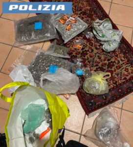 Scopri di più sull'articolo Giovane di 21 anni arrestato con 5 chili di droga nel soggiorno di casa