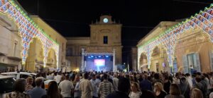 Scopri di più sull'articolo Piazza Garibaldi affollata per il trionfale concerto dei Los Locos a Naro