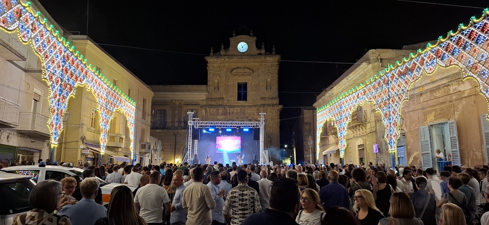 Al momento stai visualizzando Piazza Garibaldi affollata per il trionfale concerto dei Los Locos a Naro