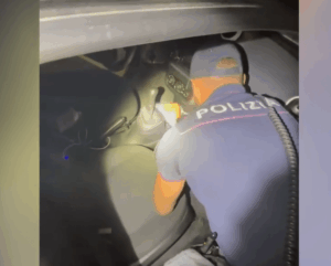 Scopri di più sull'articolo Giovane di 18 anni arrestato per possesso di hashish e marijuana in auto