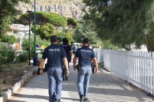 Scopri di più sull'articolo Furti in spiaggia: due arresti per il colpo a bagnanti tra zaini e farmaci