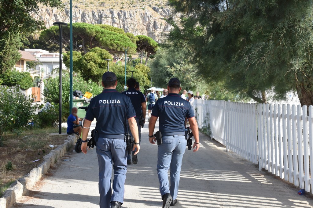 Al momento stai visualizzando Furti in spiaggia: due arresti per il colpo a bagnanti tra zaini e farmaci