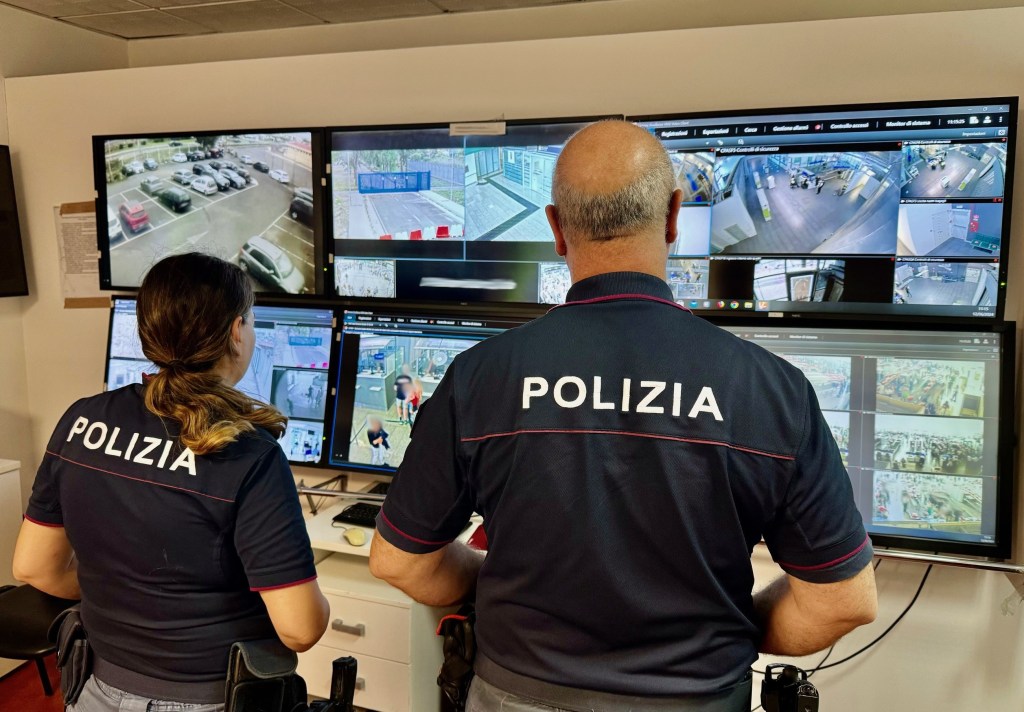 Al momento stai visualizzando Denunciato dopo aver rubato un orologio da 15mila euro: fuga verso Milano