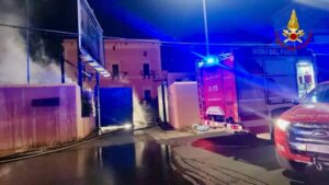 Scopri di più sull'articolo Fiamme devastano 11 auto della Sicily by car in un nuovo attentato incendiario