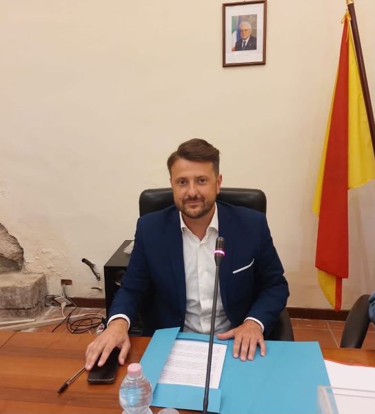 Al momento stai visualizzando Francesco Viola riconfermato alla guida del Consiglio comunale di Cammarata