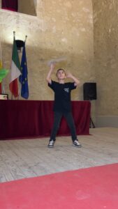 Scopri di più sull'articolo Il piccolo talento Francesco Ismaele Lupo incanta al Premio Buttitta con la pizza acrobatica