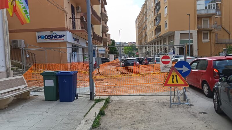 Al momento stai visualizzando Riparazione della perdita idrica in via Manzoni: attesa interminabile per i cittadini