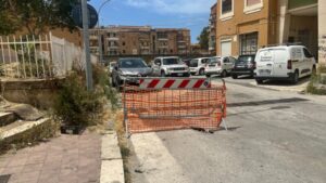 Scopri di più sull'articolo Intervento immediato: recinzione installata attorno alla voragine in città