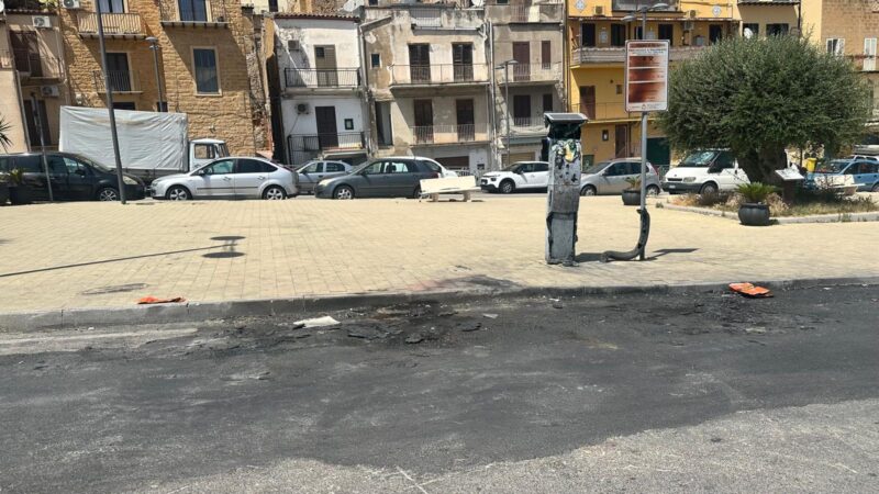 Scopri di più sull'articolo Piazza Ravanusella ridotta a un deserto dopo l’incendio di un’auto