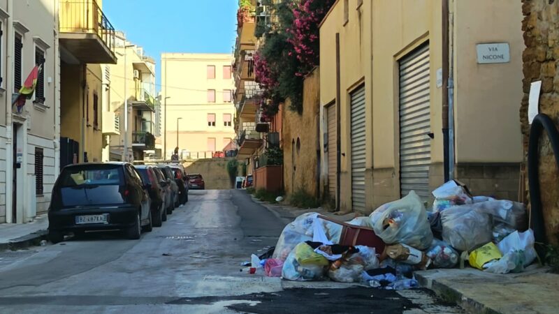 Al momento stai visualizzando Un tratto della via Esseneto soffocato da una montagna di rifiuti