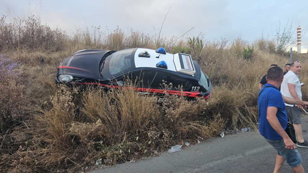 Al momento stai visualizzando Incidente a Porto Empedocle: due carabinieri feriti in scontro con auto