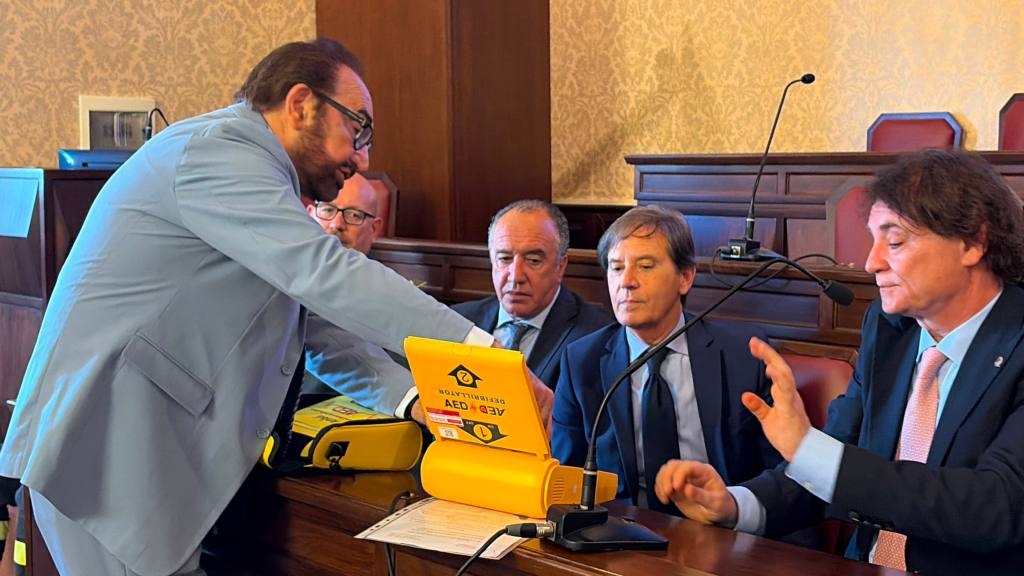 Al momento stai visualizzando Il Lions Club Agrigento dona un defibrillatore alla Prefettura per la comunità