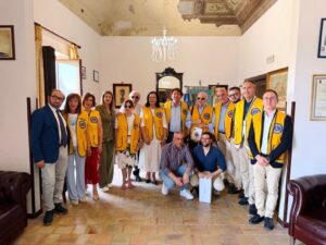 Scopri di più sull'articolo Un giovane non vedente di Favara riceve un bastone elettronico dal Lions Club