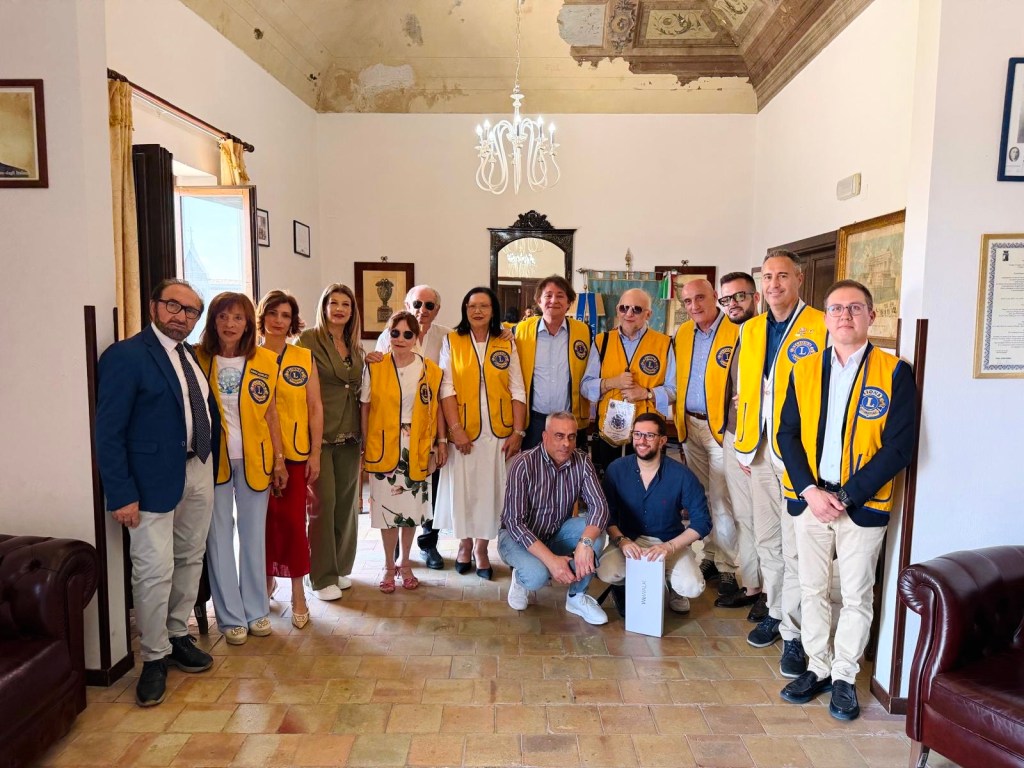 Al momento stai visualizzando Un giovane non vedente di Favara riceve un bastone elettronico dal Lions Club