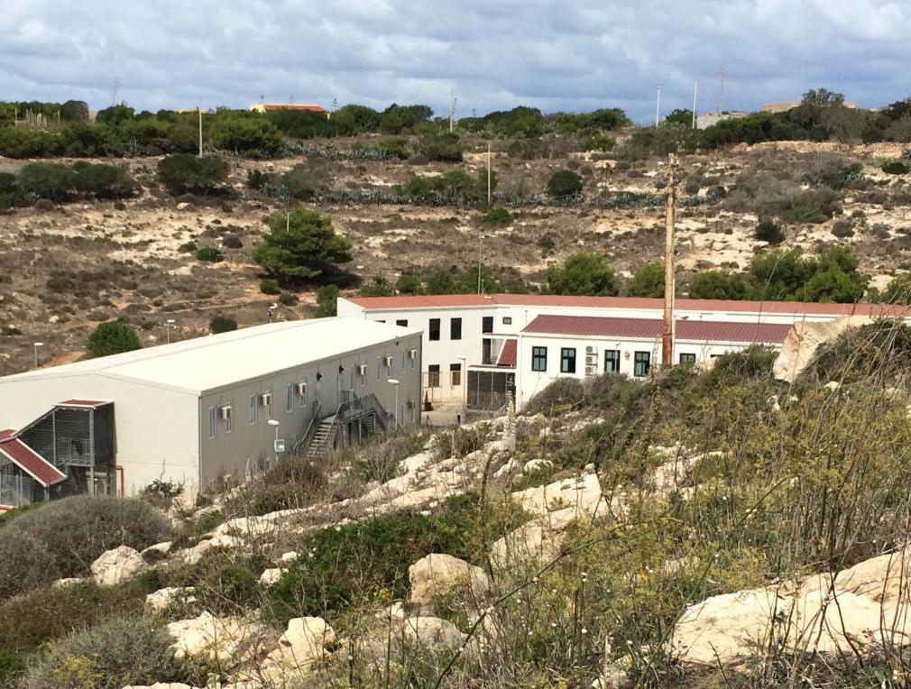 Al momento stai visualizzando Intervento di soccorso a Lampedusa: 40 migranti trasferiti all’hotspot
