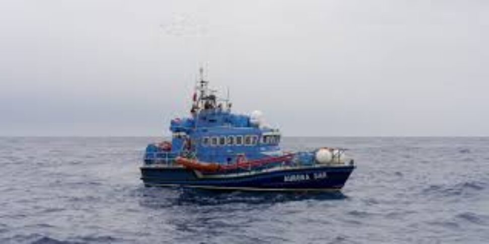 Al momento stai visualizzando Intervento della Aurora: 40 migranti salvati in mare