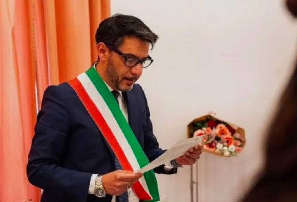 Al momento stai visualizzando Dimissioni del sindaco di Sommatino: coinvolto in scandalo su appalti e mazzette
