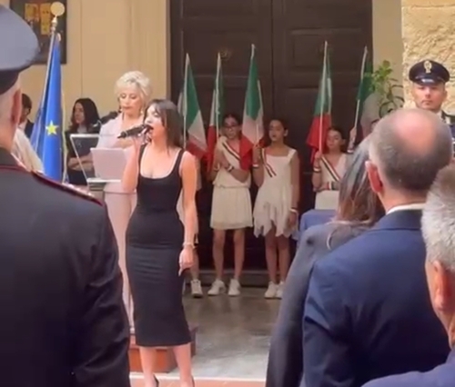 Al momento stai visualizzando Beatrice Lodato interpreta l’inno nazionale ad Agrigento per la Festa della Repubblica
