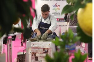 Scopri di più sull'articolo Ceramiche siciliane in mostra a New York: il progetto Sicily Lands in Hands