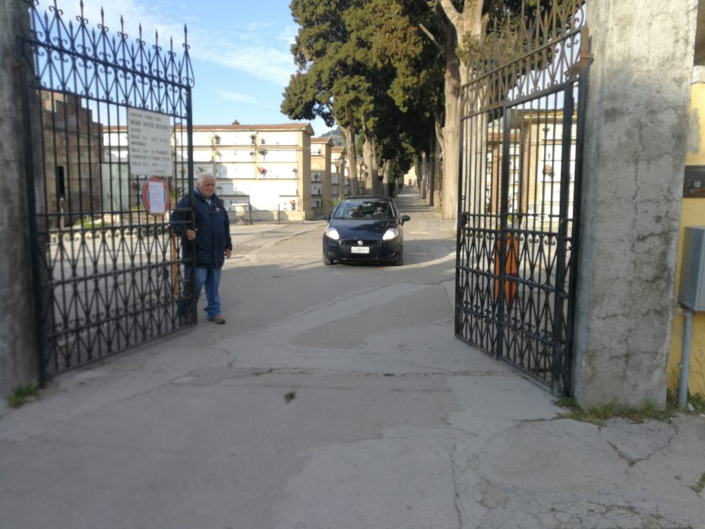 Al momento stai visualizzando Comune chiede ai cittadini di recuperare le foto dalle lapidi da smaltire