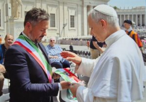 Scopri di più sull'articolo La fascia tricolore benedetta da Papa Leone XIV sfila al Corpus Domini a Comitini