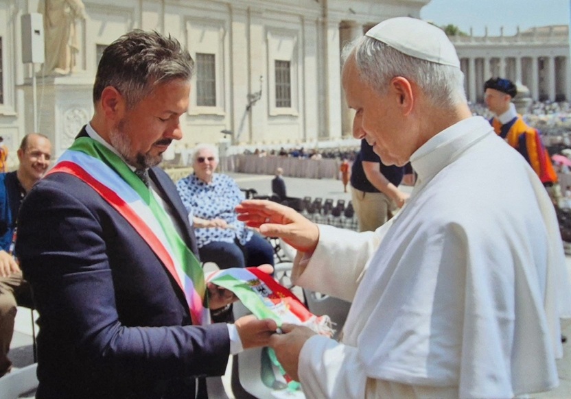 Scopri di più sull'articolo La fascia tricolore benedetta da Papa Leone XIV sfila al Corpus Domini a Comitini