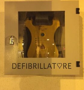 Scopri di più sull'articolo Presidio salvavita: il Lions Club dona un defibrillatore alla Prefettura