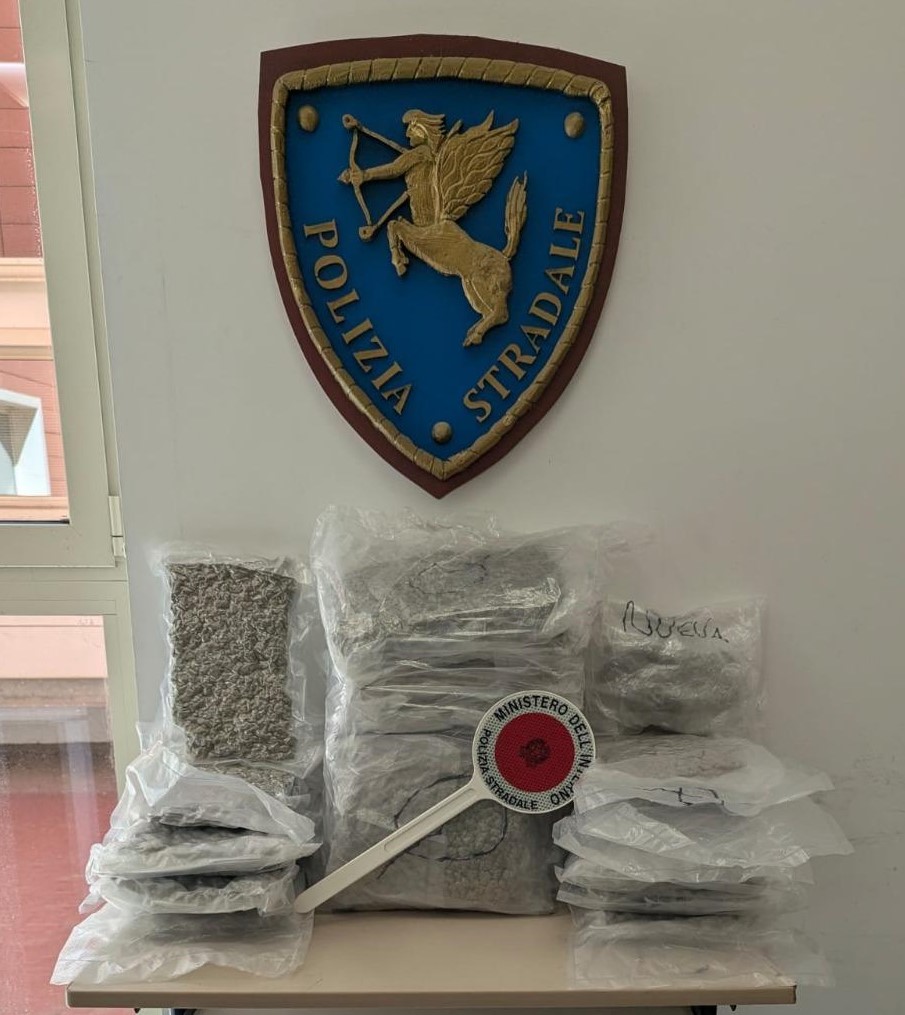 Al momento stai visualizzando 56enne fermato alla guida con 12 chili di marijuana: scatta l’arresto