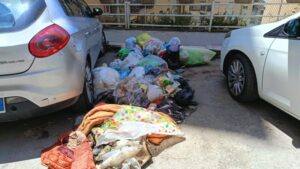 Scopri di più sull'articolo Via Manzoni: rifiuti accumulati tra le auto, degrado in aumento