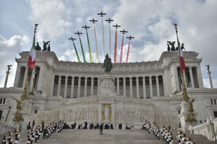Al momento stai visualizzando Festa della Repubblica: il Ministro della Difesa celebra l’80° anniversario