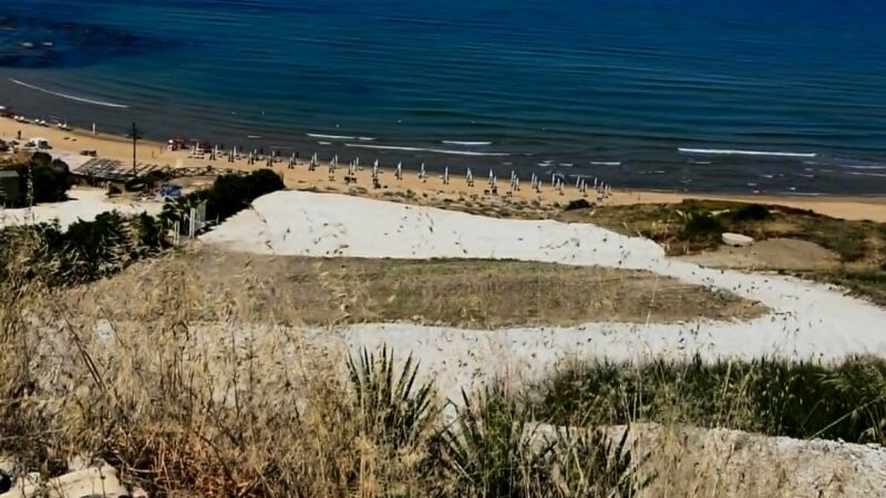 Al momento stai visualizzando Abuso segnalato a Giallonardo, silenzio sulla ex Villa del Sole