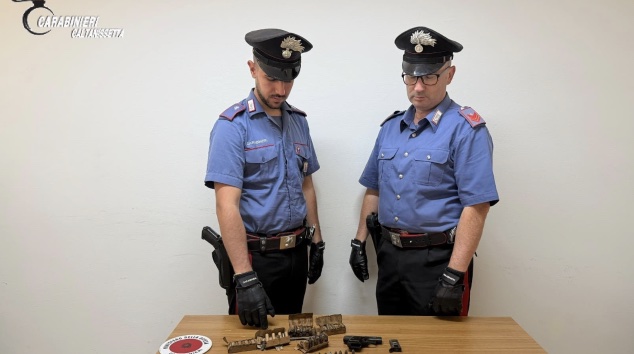 Al momento stai visualizzando Arrestato 32enne: trovato in casa con pistola e munizioni