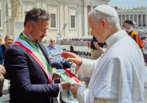 Scopri di più sull'articolo Festa del Corpus Domini a Comitini con la fascia tricolore benedetta da Papa