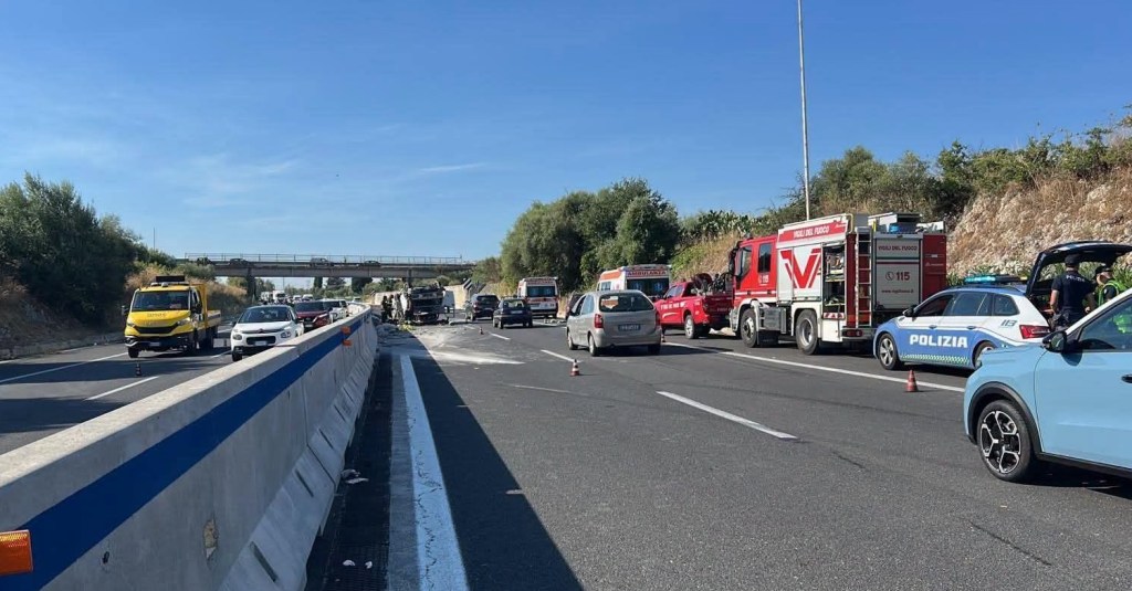 Al momento stai visualizzando Tre feriti in un incidente tra camion e auto: ribaltamento spettacolare