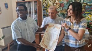 Scopri di più sull'articolo Padre John di Favara riceve il riconoscimento di “Cittadino Italiano