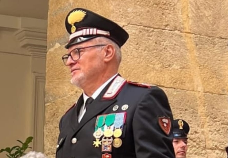 Al momento stai visualizzando Il Luogotenente Bizzini dei Carabinieri onorato con il titolo di Cavaliere al merito