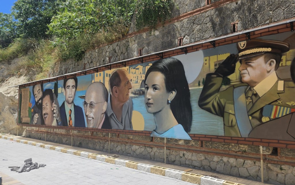 Al momento stai visualizzando Un murales interattivo celebra i grandi della Sicilia sulla Strada degli Scrittori