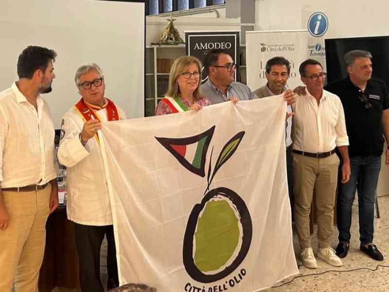 Al momento stai visualizzando Montevago Città dell’Olio: il Comune riceve la bandiera e festeggia l’Oro Verde del Belìce