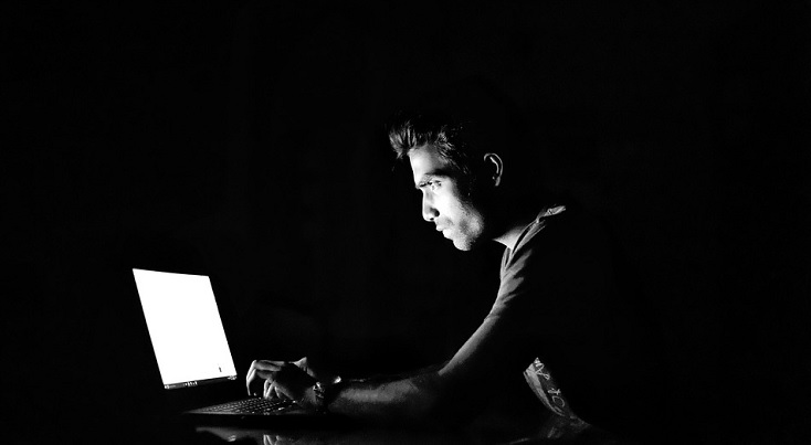 Al momento stai visualizzando Estate a rischio: Meter avverte sui pericoli della connessione tra i minori