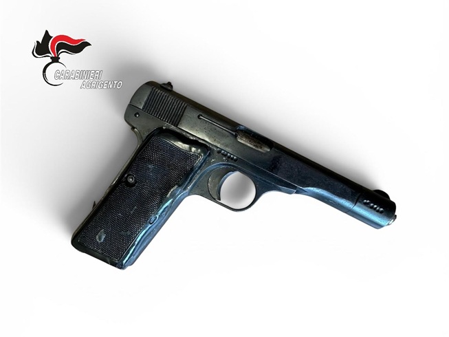 Al momento stai visualizzando Arrestato 19enne a Licata: trovato con pistola clandestina durante controllo